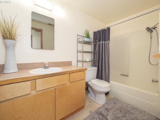 919 CHARLES St A, Newberg, OR 97132