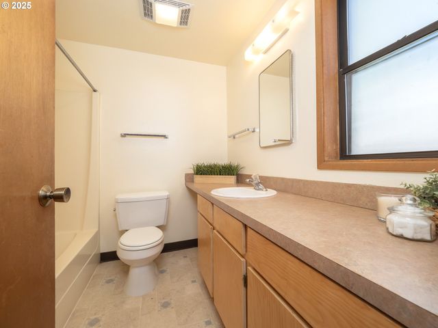 919 CHARLES St A, Newberg, OR 97132
