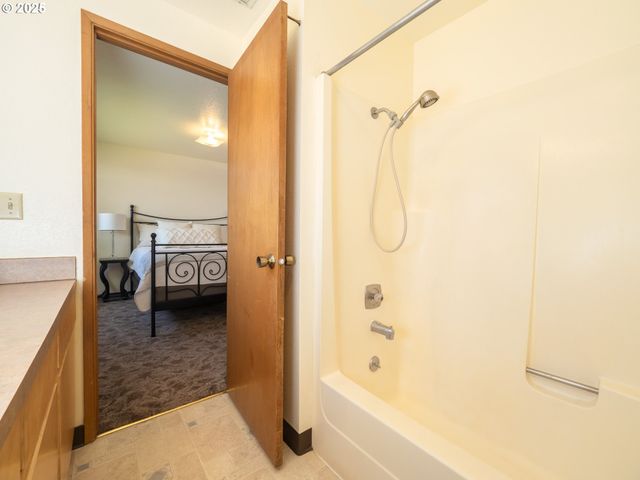 919 CHARLES St A, Newberg, OR 97132