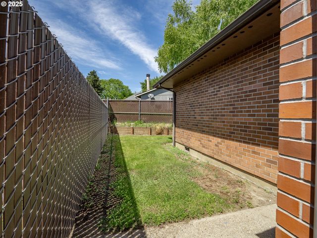 919 CHARLES St A, Newberg, OR 97132