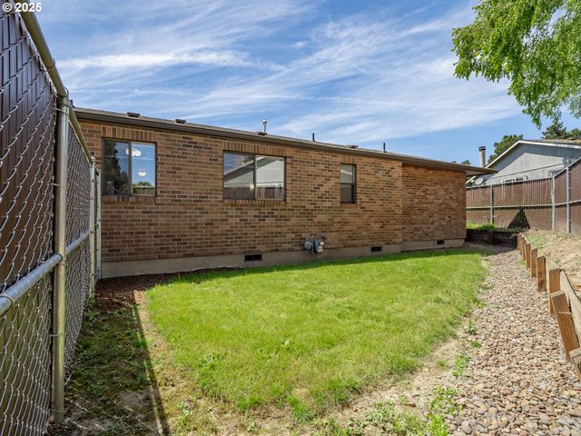 919 CHARLES St A, Newberg, OR 97132