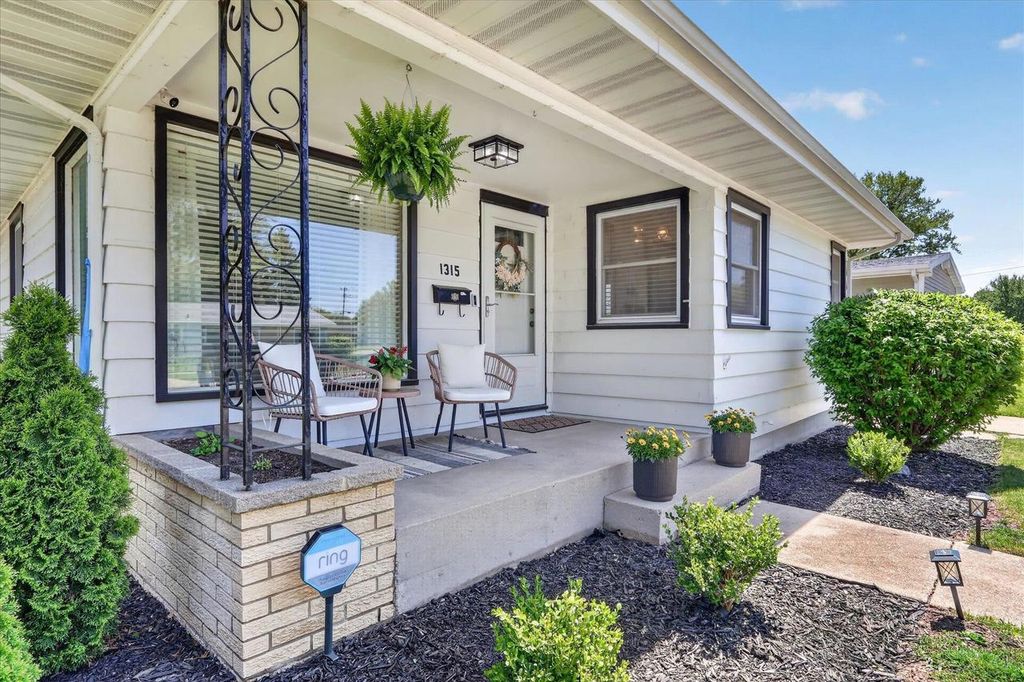 1315 S Pearl Street, Janesville, WI 53546