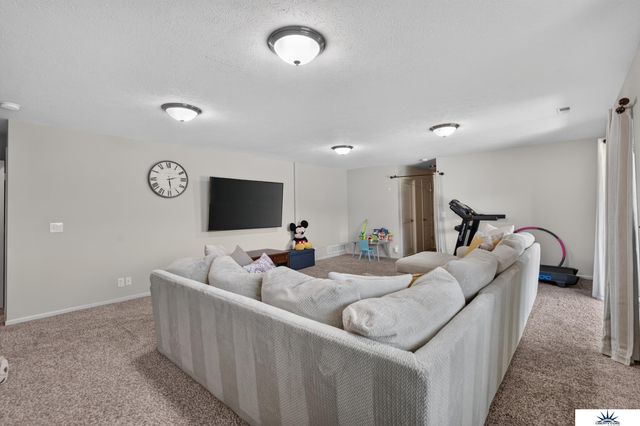 17591 Grand Avenue, Omaha, NE 68116