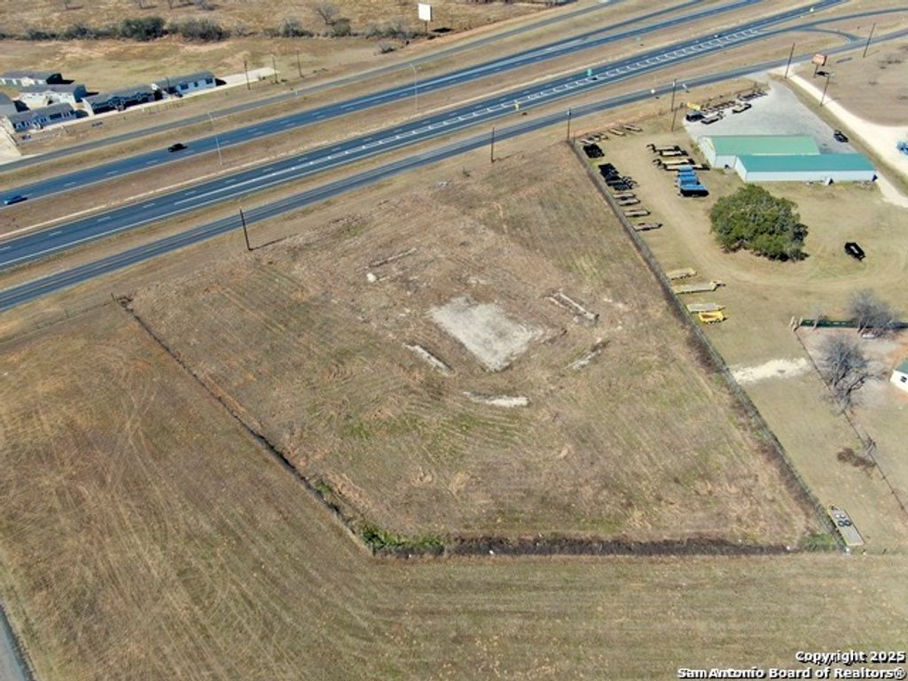 00 Ih 35, Lytle, TX 78052