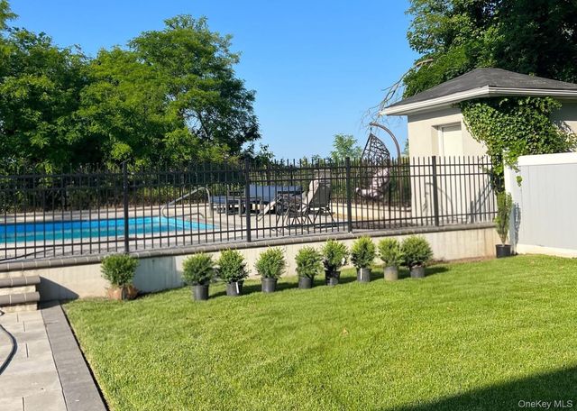 4 Ivy Street, Cedarhurst, NY 11516