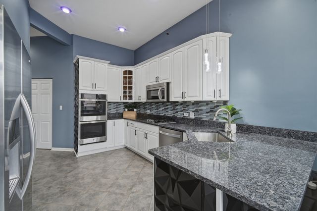 286 Prairie View Lane, Wheeling, IL 60090