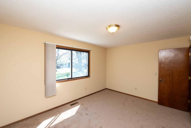 7552 15th Street Lane N, Oakdale, MN 55128