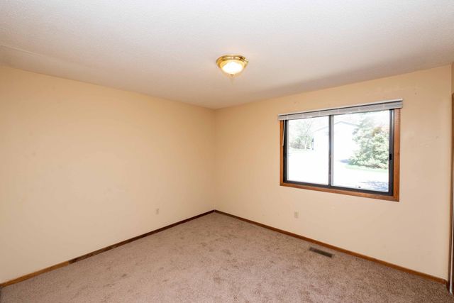 7552 15th Street Lane N, Oakdale, MN 55128