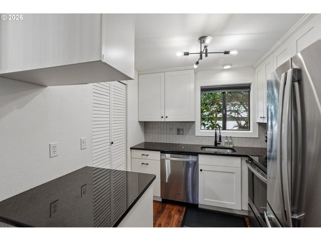 38 CERVANTES Cir, Lake Oswego, OR 97035