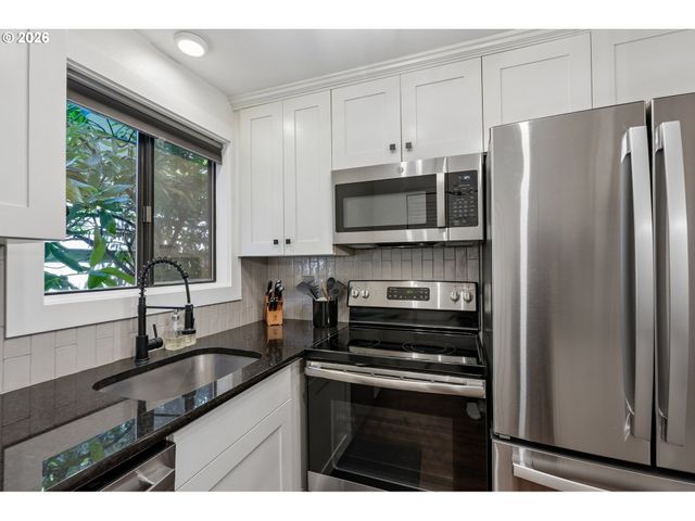 38 CERVANTES Cir, Lake Oswego, OR 97035