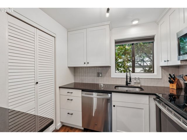 38 CERVANTES Cir, Lake Oswego, OR 97035