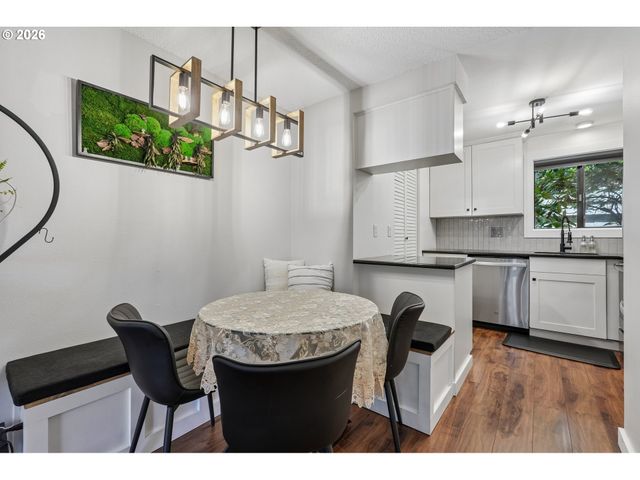 38 CERVANTES Cir, Lake Oswego, OR 97035