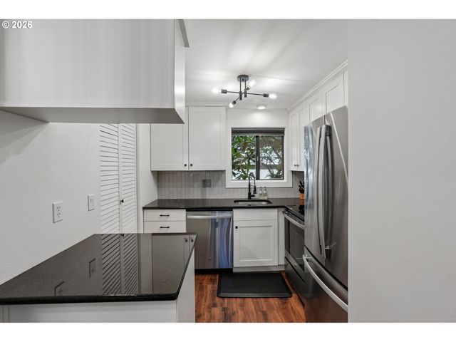 38 CERVANTES Cir, Lake Oswego, OR 97035