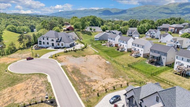 2471 Om LN, Salem, VA 24153