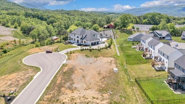 2471 Om LN, Salem, VA 24153