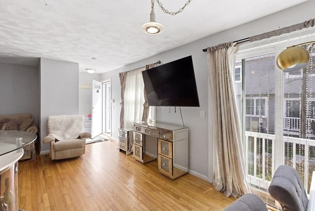 112 Lowell St 11, Peabody, MA 01960