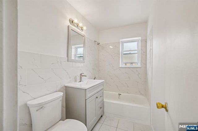 2430 8th Street 5B, Fort Lee, NJ 07024