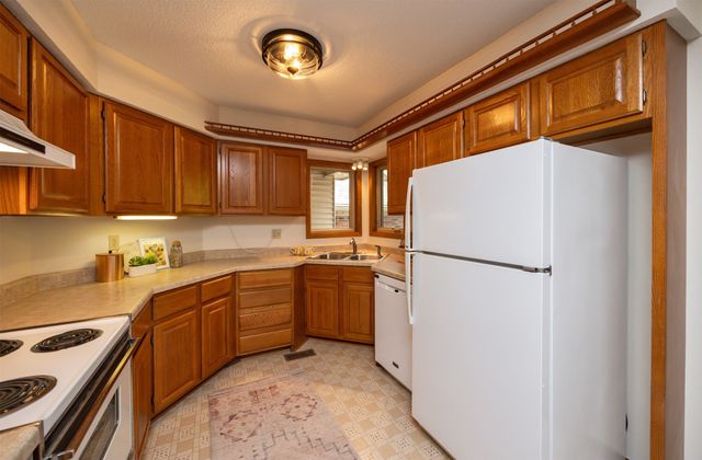 6826 Oakwood Drive, Urbandale, IA 50322