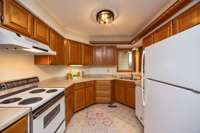 6826 Oakwood Drive, Urbandale, IA 50322