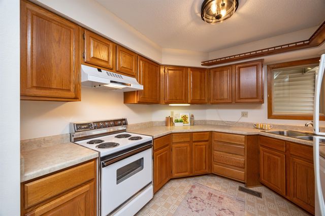 6826 Oakwood Drive, Urbandale, IA 50322