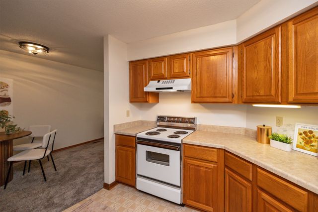 6826 Oakwood Drive, Urbandale, IA 50322