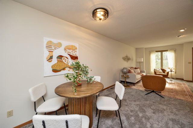 6826 Oakwood Drive, Urbandale, IA 50322