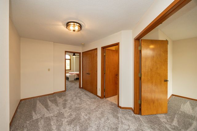 6826 Oakwood Drive, Urbandale, IA 50322