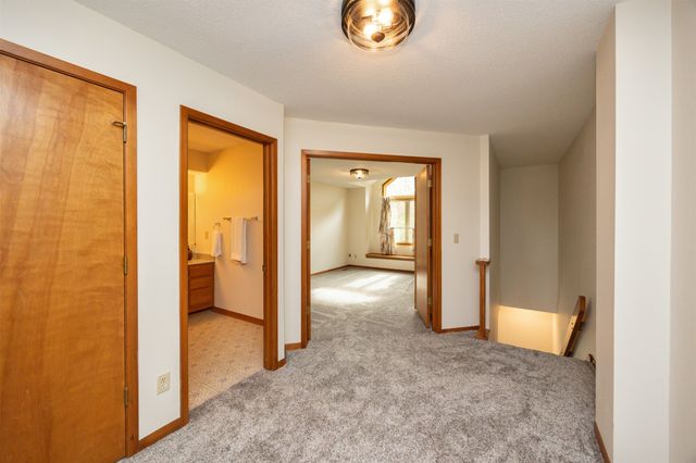 6826 Oakwood Drive, Urbandale, IA 50322