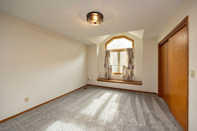 6826 Oakwood Drive, Urbandale, IA 50322