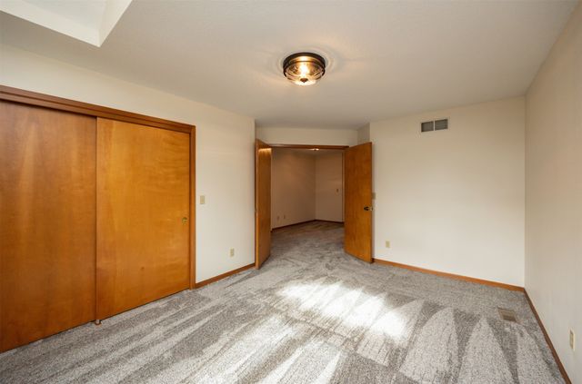 6826 Oakwood Drive, Urbandale, IA 50322