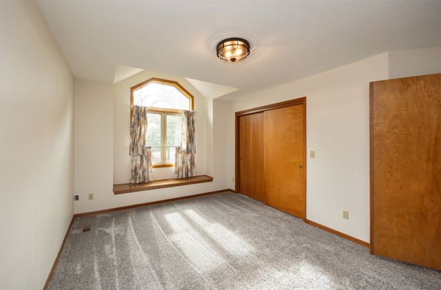 6826 Oakwood Drive, Urbandale, IA 50322