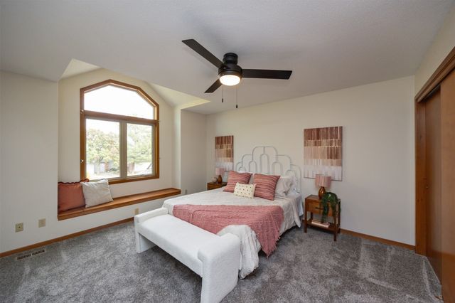 6826 Oakwood Drive, Urbandale, IA 50322