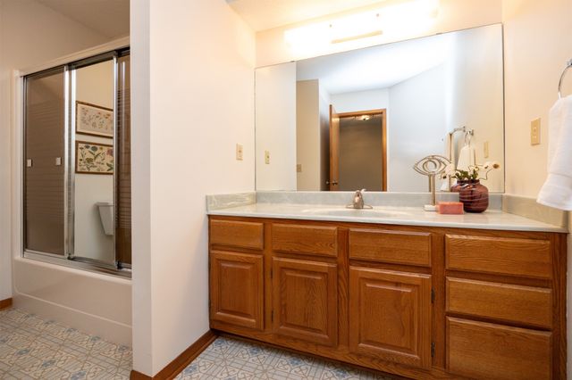 6826 Oakwood Drive, Urbandale, IA 50322