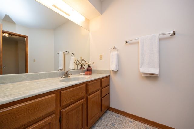 6826 Oakwood Drive, Urbandale, IA 50322