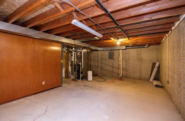 6826 Oakwood Drive, Urbandale, IA 50322