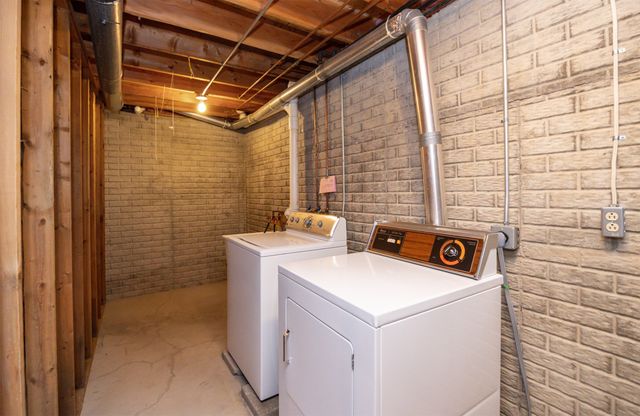 6826 Oakwood Drive, Urbandale, IA 50322