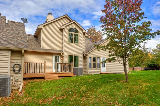 6826 Oakwood Drive, Urbandale, IA 50322