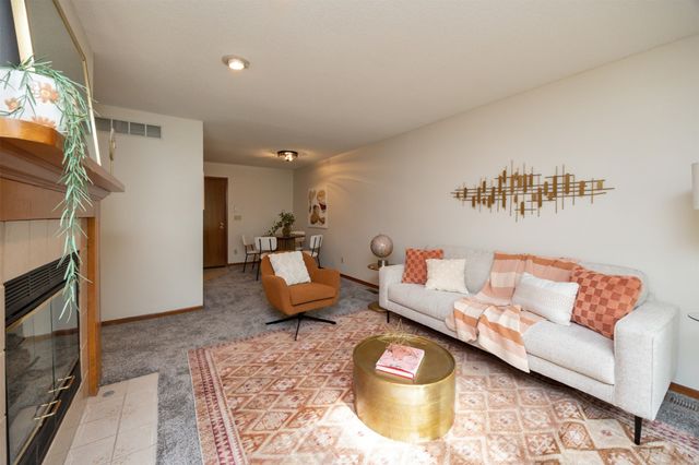 6826 Oakwood Drive, Urbandale, IA 50322