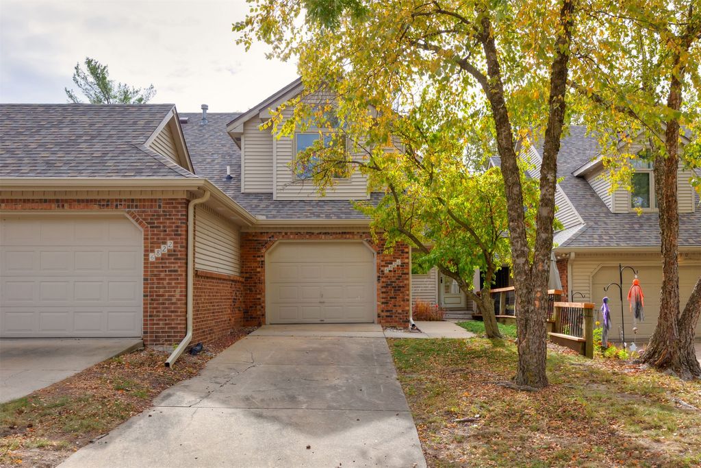 6826 Oakwood Drive, Urbandale, IA 50322