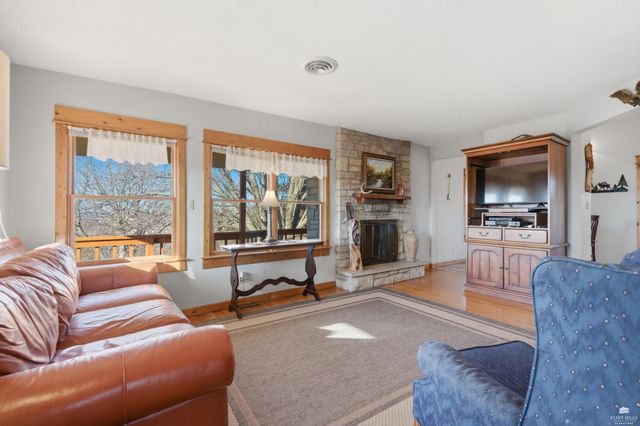 7023 Deer Run, Manhattan, KS 66503