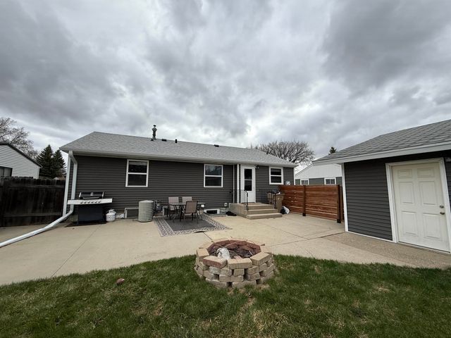 505 SW 17th Ave, Minot, ND 58701