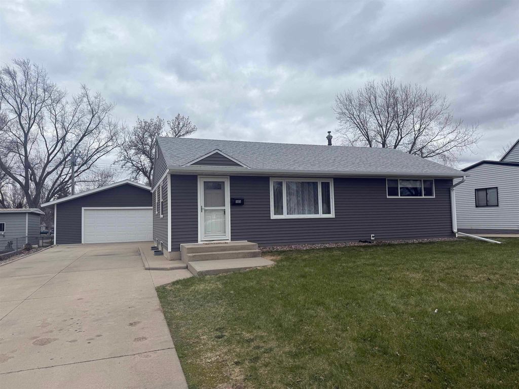 505 SW 17th Ave, Minot, ND 58701