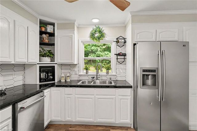 390 Woodhaven Shores Drive, Lexington, NC 27292
