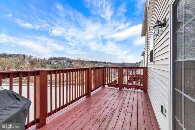 2764 SEABISCUIT ST, York, PA 17402