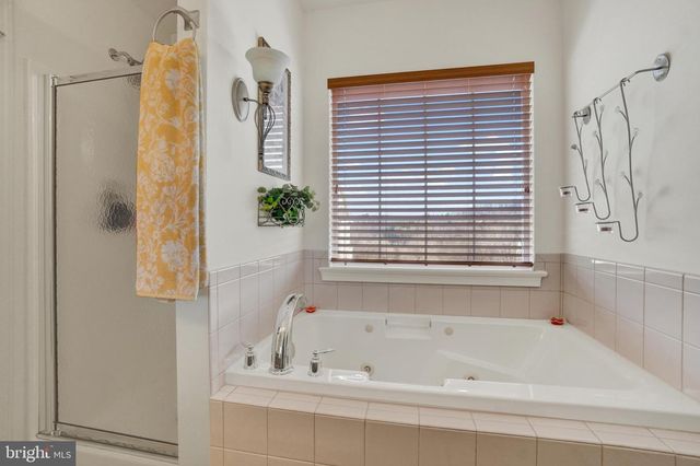 2764 SEABISCUIT ST, York, PA 17402