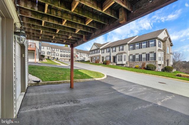 2764 SEABISCUIT ST, York, PA 17402