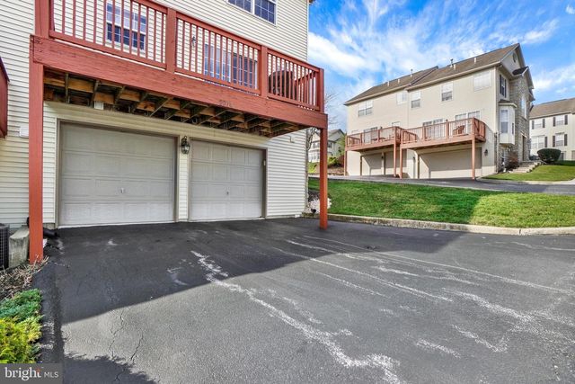 2764 SEABISCUIT ST, York, PA 17402