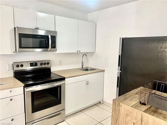 826 Wiggins Pass RD 201, Naples, FL 34110