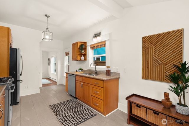4207 SW Manning St, Seattle, WA 98116