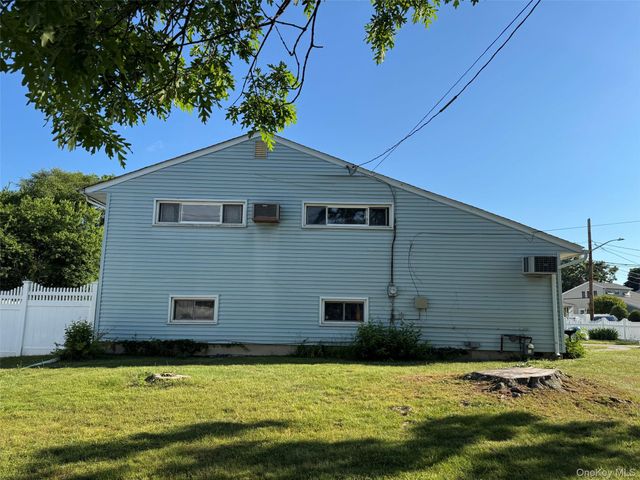 5 Lion Lane, North Babylon, NY 11703